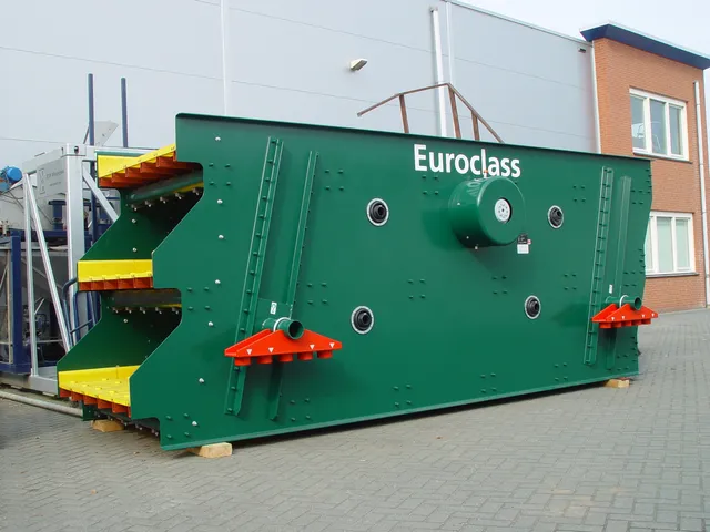 Groene Euroclass zeefmachine van F&F Klassiertechnik, klaar voor transport